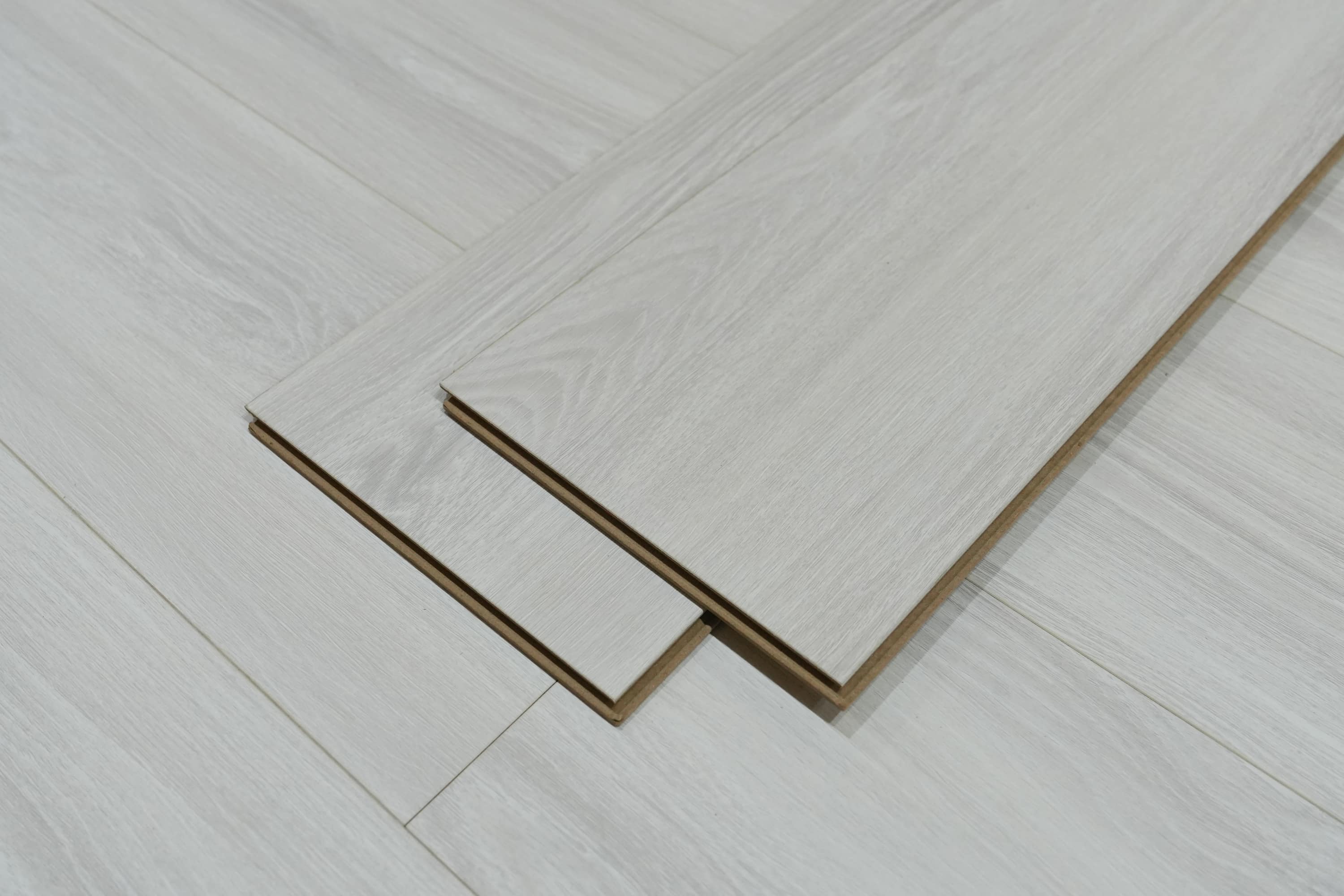 LAYPRO premium 8mm White Oak laminate flooring AC5 rated